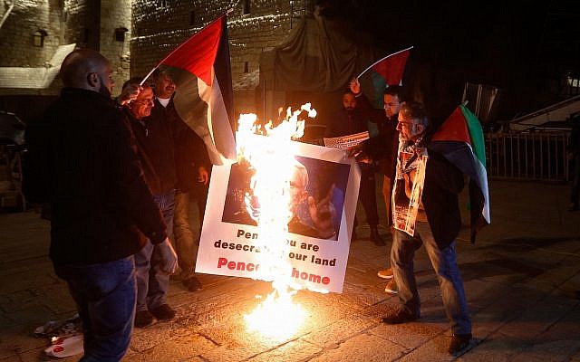 Des Palestiniens manifestent contre la visite du vice-président américain Mike Pence aux abords de l'église d ela nativité dans la ville de Bethléem, en Cisjordanie, le 21 janvier 2018 (Crédit : Wisam Hashlamoun/Flash90) Des Palestiniens manifestent contre la visite du vice-président américain Mike Pence aux abords de l'église d ela nativité dans la ville de Bethléem, en Cisjordanie, le 21 janvier 2018 (Crédit : Wisam Hashlamoun/Flash90)
