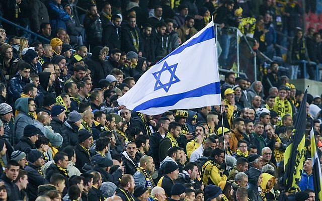 Des fans du Beitar Jerusalem lors du match contre Bnei Sakhnin F.C. au Teddy Stadium de Jérusalem le lundi 22 janvier 2018. (Roy Alima / Flash90) Des fans du Beitar Jerusalem lors du match contre Bnei Sakhnin F.C. au Teddy Stadium de Jérusalem le lundi 22 janvier 2018. (Roy Alima / Flash90)