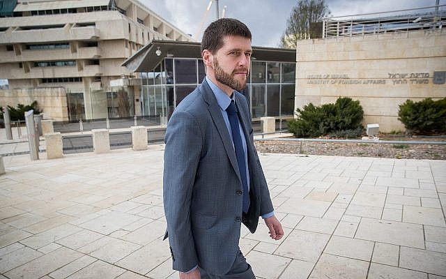 Le vice-ambassadeur polonais Piotr Kozlowski marche aux abords du ministère des Affaires étrangères israélien après une rencontre avec des responsables israéliens, le 28 janvier 2018 (Crédit : Yonatan Sindel/Flash90) Le vice-ambassadeur polonais Piotr Kozlowski marche aux abords du ministère des Affaires étrangères israélien après une rencontre avec des responsables israéliens, le 28 janvier 2018 (Crédit : Yonatan Sindel/Flash90)