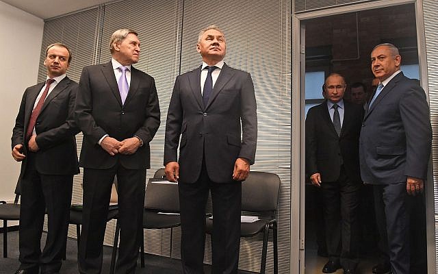 Le Premier ministre Benjamin Netanyahu (D) rencontre le président russe Vladimir Poutine (2e -D) lors d'une visite du Musée du judaïsme et de la tolérance à Moscou le 29 janvier 2018. (Kobi Gideon/GPO) Le Premier ministre Benjamin Netanyahu (D) rencontre le président russe Vladimir Poutine (2e -D) lors d'une visite du Musée du judaïsme et de la tolérance à Moscou le 29 janvier 2018. (Kobi Gideon/GPO)