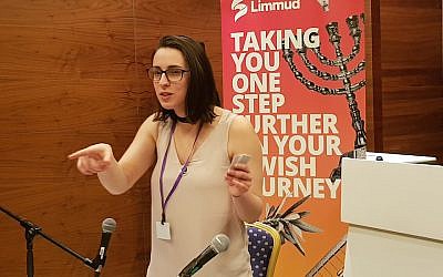 Florence Schechter présentant son idée de musée à un festival du  Limmud à Birmingham, au Royaume-Uni, le 28 décembre 2017 (Crédit :  Cnaan Liphshiz/JTA)