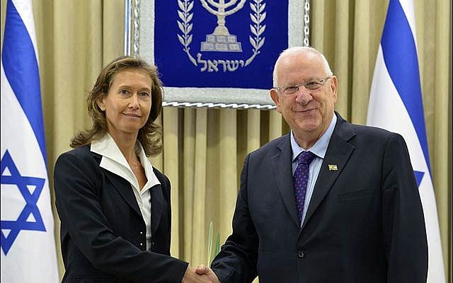 Le président Reuven Rivlin avec l'ambassadrice de Slovénie, Barbara Susnik, au mois de novembre 2015 (Crédit : ministère israélien des Affaires étrangères)