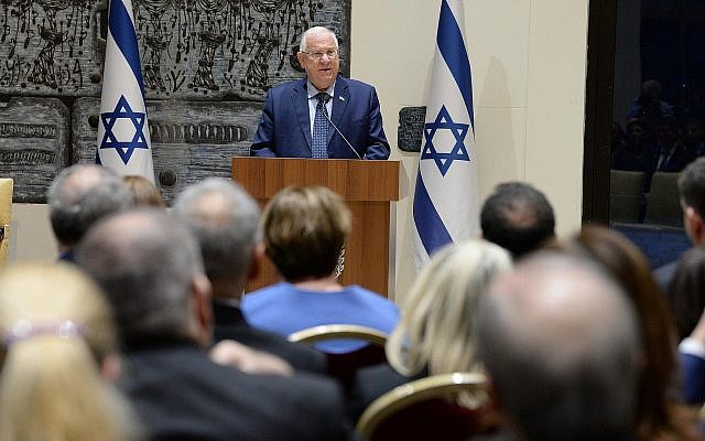 Le président Reuven Rivlin s'exprime devant les diplomates israéliens à la résidence du président de Jérusalem, le 22 janvier 2018 (Crédit : Mark Neiman/GPO) Le président Reuven Rivlin s'exprime devant les diplomates israéliens à la résidence du président de Jérusalem, le 22 janvier 2018 (Crédit : Mark Neiman/GPO)
