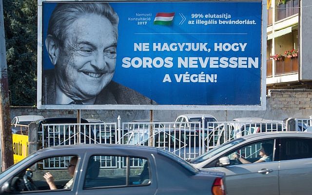 Panneau publicitaire représentant le milliardaire juif George Soros, à Szekesfehervar, en Hongrie, dans le cadre d'une campagne gouvernementale, le 6 juillet 2017. (Crédit : Attila Kisbenedek/ AFP/Getty Images)