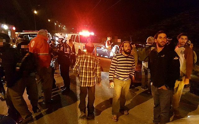 Les gens rassemblés sur la scène d'un attentat terroriste à proximité du carrefour Havat Gilad en Cisjordanie, le 9 janvier 2018 (Crédit :  Magen David Adom)