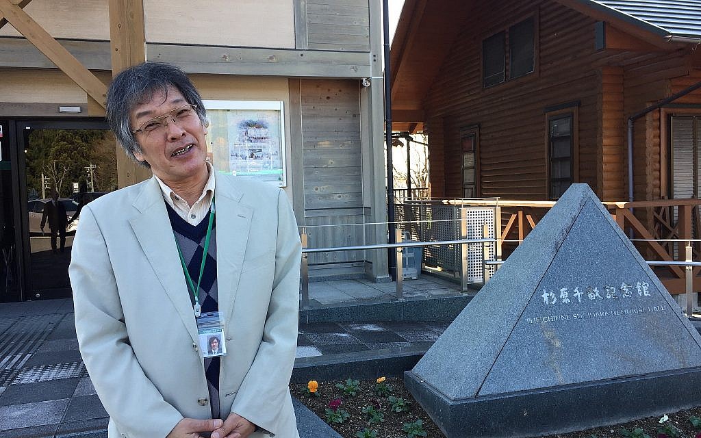 A Yaotsu, au Japon, en novembre 2017, le directeur du mémorial Chiune Sugihara, Daisaku Kunieda (Crédit : Amanda Borschel-Dan/Times of Israel)