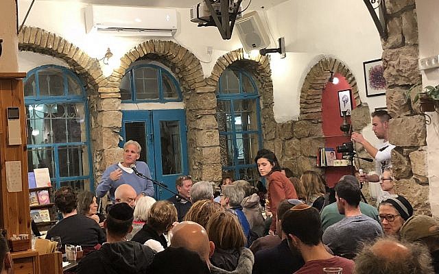 Le vice-ministre Michael Oren lit sa nouvelle devant l'assistance réunie à Tmol Shilshom , à Jérusalem, le 4 janvier 2018 (Crédit : Jessica Steinberg/Times of Israel)