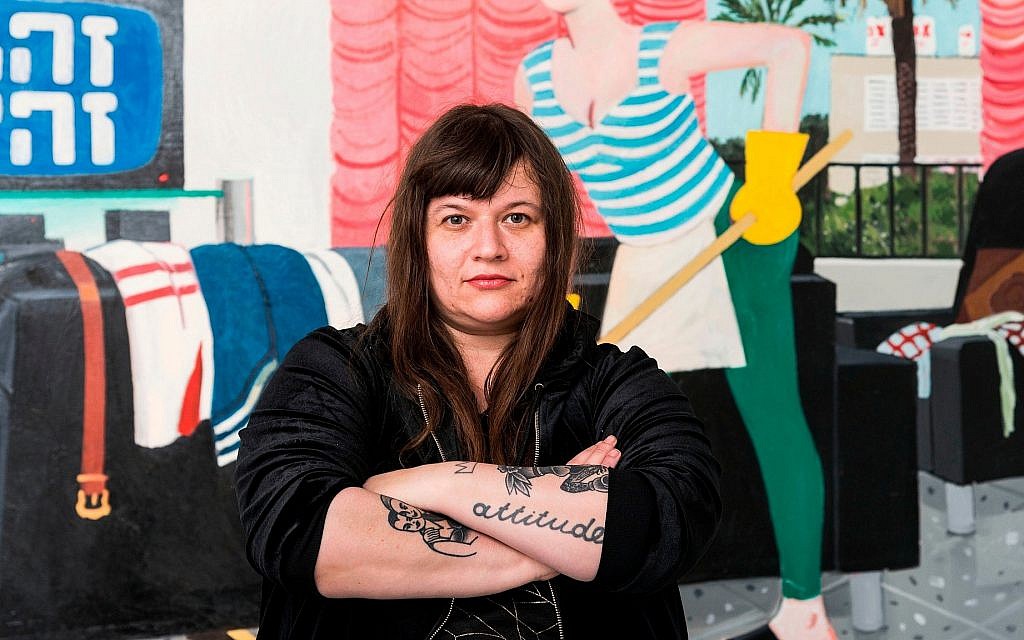 L'artiste Zoya Cherkassky pose devant l'une de ses oeuvres lors de son exposition solo 'Pravda' au musée d'Israël (Crédit : Eli Pozner/Israel Museum)