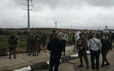 Image d'illustration : les forces de sécurité israéliennes sur les lieux de la tentative d'attaque à l'arme blanche à la jonction de Tapuah en Cisjordanie, le 23 janvier 2018 (Conseil régional de Samarie) Image d'illustration : les forces de sécurité israéliennes sur les lieux de la tentative d'attaque à l'arme blanche à la jonction de Tapuah en Cisjordanie, le 23 janvier 2018 (Conseil régional de Samarie)