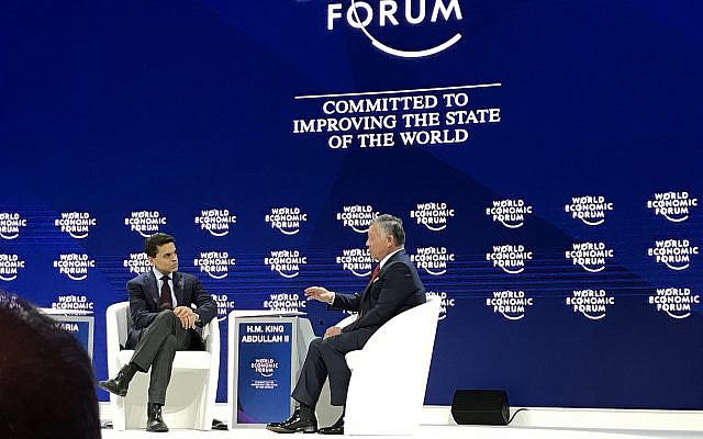 Le roi Abdallah II de Jordanie avec Fareed Zakaria de CNN, au Forum économique mondial, à Davos, le 24 janvier 2018. (Crédit : Jacob Magid/Times of Israel) Le roi Abdallah II de Jordanie avec Fareed Zakaria de CNN, au Forum économique mondial, à Davos, le 24 janvier 2018. (Crédit : Jacob Magid/Times of Israel)