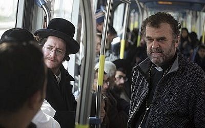 La mosaïque qui se présente elle-même dans le tramway de Jérusalem, avec l'acteur italien Pipo Del Bono, à droite, et Haim David, à gauche. (Autorisation : Amos Gitai)