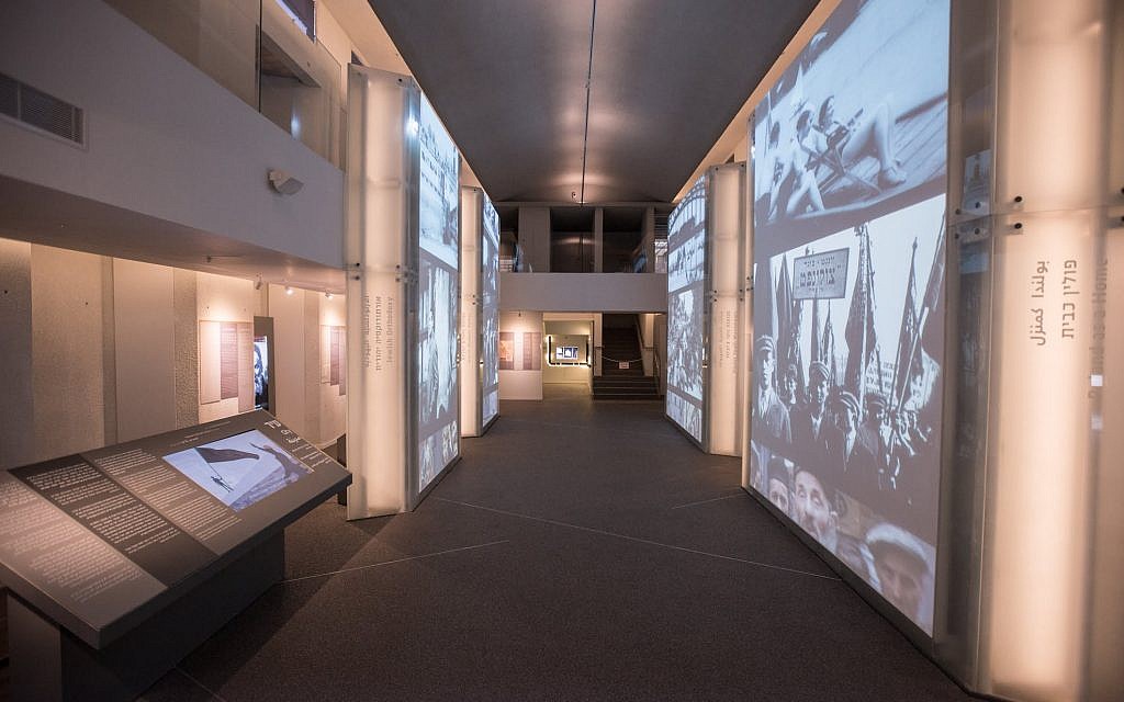 L’exposition recrée l’atmosphère d’une rue de Varsovie (Crédit : Musée des combattants du ghetto)