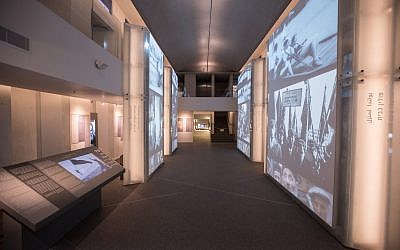 L’exposition recrée l’atmosphère d’une rue de Varsovie (Crédit : Musée des combattants du ghetto) L’exposition recrée l’atmosphère d’une rue de Varsovie (Crédit : Musée des combattants du ghetto)