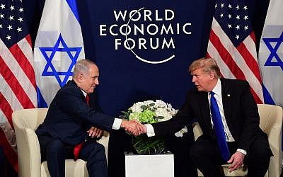 Le président américain Donald Trump s'entretient avec le Premier ministre israélien Benjamin Netanyahu lors d'une réunion bilatérale en marge de la réunion annuelle du Forum économique mondial à Davos, en Suisse, le 25 janvier 2018 (Crédit photo : Amos Ben Gershom / GPO)