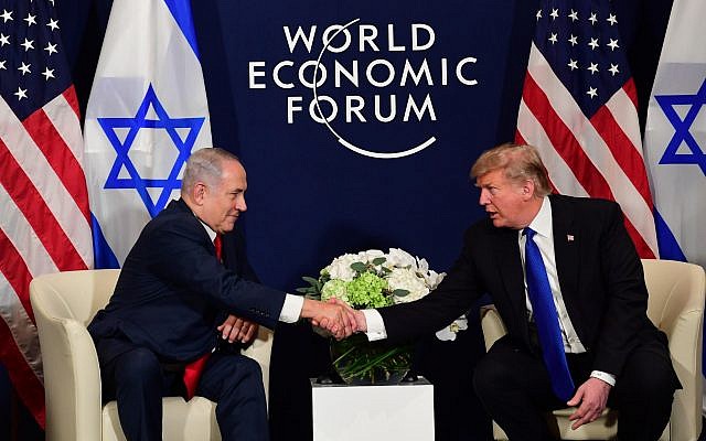 Le président américain Donald Trump s'entretient avec le Premier ministre israélien Benjamin Netanyahu lors d'une réunion bilatérale en marge de la réunion annuelle du Forum économique mondial à Davos, en Suisse, le 25 janvier 2018 (Crédit photo : Amos Ben Gershom / GPO) Le président américain Donald Trump s'entretient avec le Premier ministre israélien Benjamin Netanyahu lors d'une réunion bilatérale en marge de la réunion annuelle du Forum économique mondial à Davos, en Suisse, le 25 janvier 2018 (Crédit photo : Amos Ben Gershom / GPO)