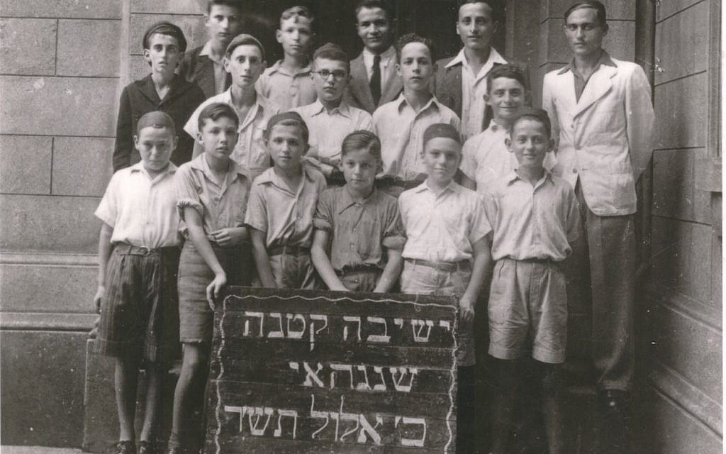 Illustration : les étudiants de la Yeshiva Mir à Shangaï, après avoir fui l'Europe de l'Est durant la Seconde guerre mondiale, grâce aux visas délivrés pas le diplomate japonais Chiune Sugihara. (Crédit : famille Bagley)