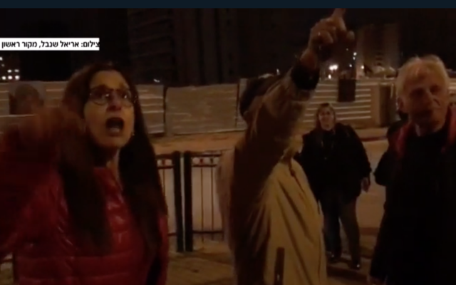 Des manifestants aux abords d'une synagogue de Petah Tikvah où le procureur-général Avichai Mandelblit priait, le 20 janvier 2017 (Capture d'écran : Hadashot, séquence : Ariel Shanbel / Makor Rishon) Des manifestants aux abords d'une synagogue de Petah Tikvah où le procureur-général Avichai Mandelblit priait, le 20 janvier 2017 (Capture d'écran : Hadashot, séquence : Ariel Shanbel / Makor Rishon)