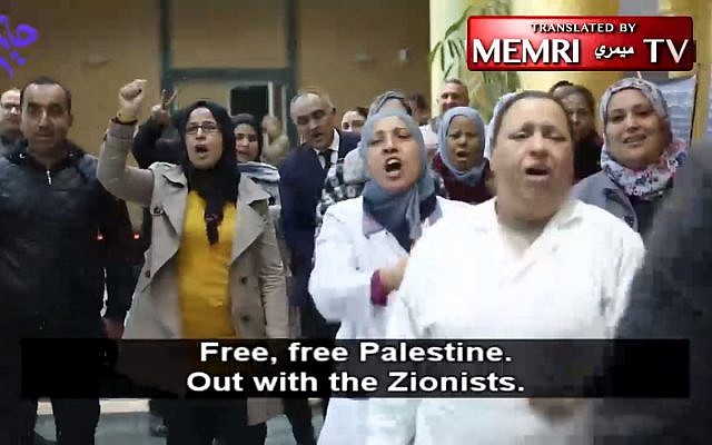 Des militants en Tunisie manifestent contre une exposition sur la Shoah à la Bibliothèque nationale du pays, le 15 décembre 2017 (Capture d'écran : MEMRI)