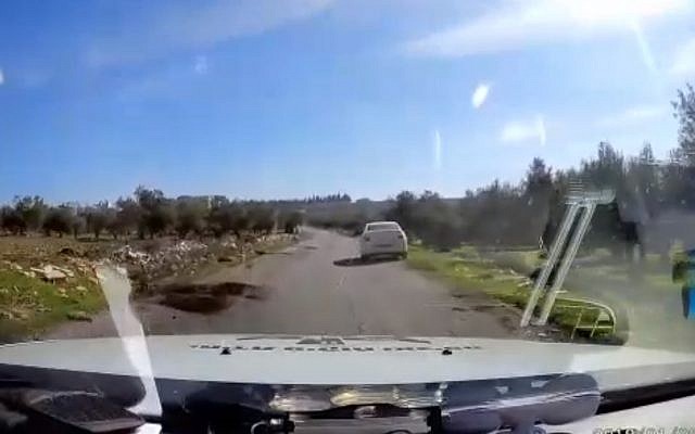 Extrait d'une vidéo montrant une voiture de police secourir un véhicule de tourisme qui s 'était perdu dans le village de Teqoa, en Cisjordanie, le 9 janvier 2018 (Capture d'écran: Hadashot news)