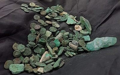 Environ 150 pièces de monnaie vieilles de 1 500 ans été découvertes par un voleur d'antiquités à Ramat Hanegev. (Guy Fitoussi, Autorité israélienne des antiquités)