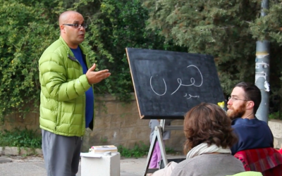 Anwar Ben-Badis, linguiste et professeur d'arabe, donne un cours dans le quartier de Katamon, à Jérusalem. (Crédit : Anwar Ben-Badis)