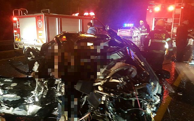 Ce qui reste d'une voiture après une collision routière fatale près de Wadi Ara, au nord d'Israël, le 4 janvier 2018 (Crédit : Porte-parole de Magen David Adom)