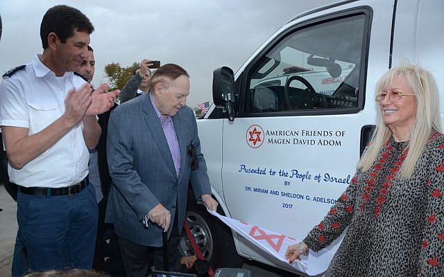 (De gauche à droite) : le directeur du Magen David Adom, Avi Bin, Sheldon et Miriam Adelson inaugurent les cinq nouvelles ambulances blindées que les Adelson ont offert à quatre implantations en Cisjordanie. (Crédit : autorisation Magen David Adom) (De gauche à droite) : le directeur du Magen David Adom, Avi Bin, Sheldon et Miriam Adelson inaugurent les cinq nouvelles ambulances blindées que les Adelson ont offert à quatre implantations en Cisjordanie. (Crédit : autorisation Magen David Adom)