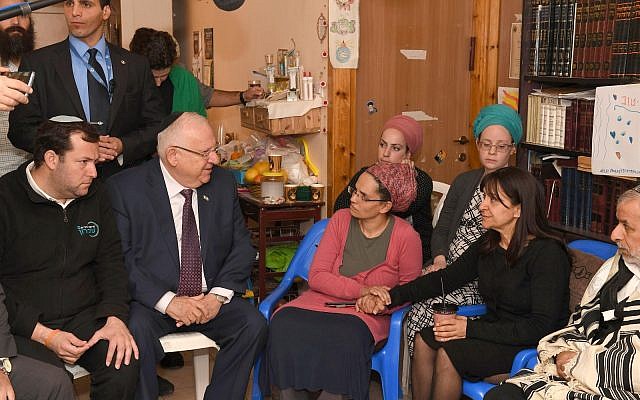 Le président Reuven Rivlin, deuxième à gauche, lors d'une visite de condoléances à la famille de Raziel Shevach dans l'avant-poste de Havat Gilad le 18 janvier 2018 (Crédit :  Mark Nyman)