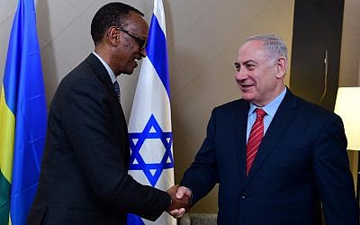 Le Premier ministre Benjamin Netanyahu, à droite, avec le président rwandais Paul Kagame au Forum économique mondial de Davos, en Suisse, le 24 janvier 2018 (Crédit : GPO)