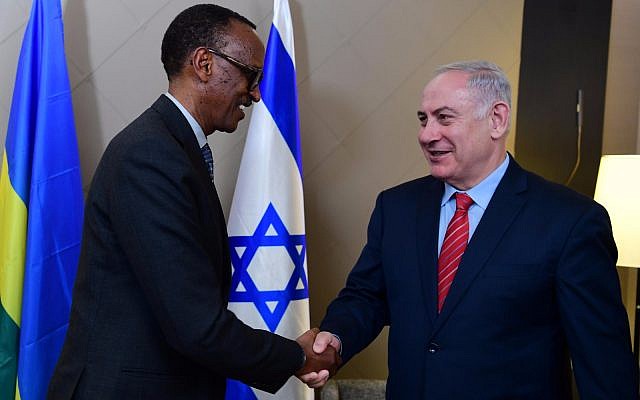 Le Premier ministre Benjamin Netanyahu, à droite, avec le président rwandais Paul Kagame au Forum économique mondial de Davos, en Suisse, le 24 janvier 2018 (Crédit : GPO)