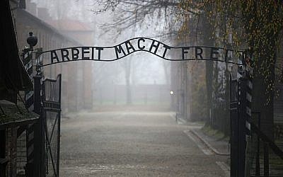 Vebeke, le négationniste flamand nie l’utilisation des chambres à gaz d'Auschwitz pour l'extermination des juifs. Ici, l'inscription allemande tristement célèbre : "Le travail rend libre" à la porte principale du camp d'extermination d'Auschwitz I, le 15 novembre 2014 à Oswiecim, en Pologne. (Christopher Furlong/Getty Images via JTA/File)