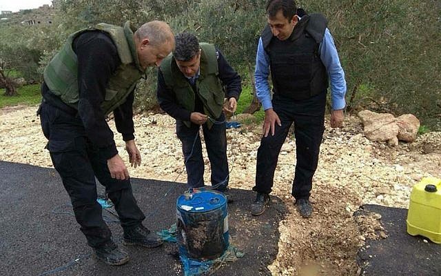 Les forces palestiniennes inspectent une bombe trouvée en Cisjordanie le samedi 27 janvier 2018. (Agence de presse Ma'an) Les forces palestiniennes inspectent une bombe trouvée en Cisjordanie le samedi 27 janvier 2018. (Agence de presse Ma'an)