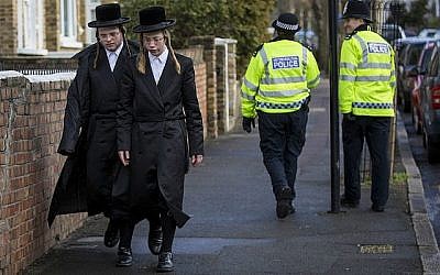 Des étudiants de yéchivas marchant dans la rue dans la région de Stamford Hill à Londres, le 17 janvier 2015. (Rob Stothard / Getty Images via JTA)