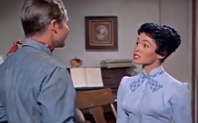 Susan Cabot dans Ride Clear of Diablo, en 1954. (Crédit : capture d'écran YouTube). Susan Cabot dans Ride Clear of Diablo, en 1954. (Crédit : capture d'écran YouTube).