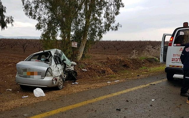 La voiture écrasée dont la conductrice a été tuée après une collision avec un véhicule de police dans le nord d'Israël, le 17 janvier 2018 (Crédit : Magen David Adom) La voiture écrasée dont la conductrice a été tuée après une collision avec un véhicule de police dans le nord d'Israël, le 17 janvier 2018 (Crédit : Magen David Adom)
