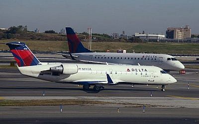 Deux jets de la compagnie Delta à l'aéroport de LaGuardia à New York, en octobre 2017. (Robert Alexander / Getty Images via JTA)