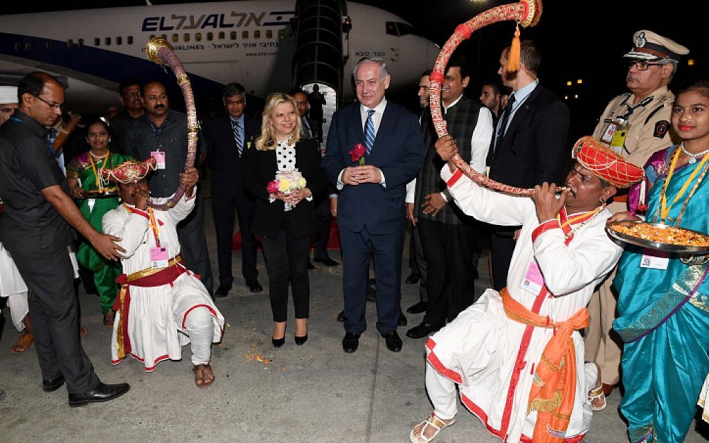 Le Premier ministre israélien Benjamin Netanyahu et son épouse Sara accueillis par des danseurs indiens à l'aéroport de  Mumbai, en Inde, le 17 janvier 2018 (Crédit :  Avi Ohayon/GPO)