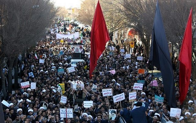Des Iraniens soutenant le gouvernement défilent lors des funérailles d'un jeune membre des Gardiens de la révolution, Sajjad Shahsanai, dans la ville de Najafabad, à l'ouest d'Ispahan, le 3 janvier 2018 (Crédit : AFP / TASNIM NEWS / Morteza SALEHI)