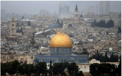 Photo prise depuis le Mont des Oliviers, montrant la Vieille Ville de Jérusalem avec au centre le Dôme du Rocher, le 6 décembre 2017. (AFP Photo/Ahmad Gharabli)
