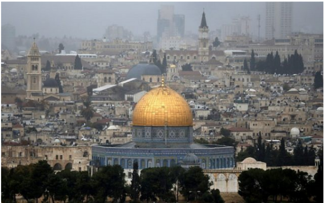 Photo prise depuis le Mont des Oliviers, montrant la Vieille Ville de Jérusalem avec au centre le Dôme du Rocher, le 6 décembre 2017. (AFP Photo/Ahmad Gharabli)