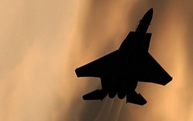 Photo d'illustration. Un avion chasseur israélien F-15. (Crédit : Tsahi Ben-Ami/Flash90)
