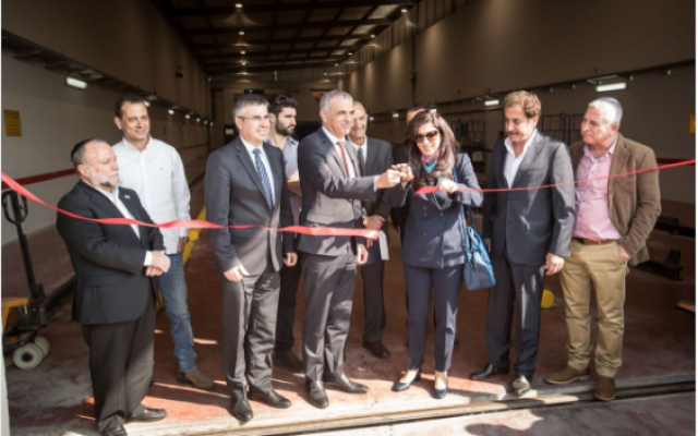 Le ministre israélien des Finances Moshe Kahlon et le ministre de l'Economie palestinienne Abeer Odeh ont inauguré un nouveau système de scanner au passage d'Allenby, le 30 janvier 2017. (Capture d'écrant Tweeter)