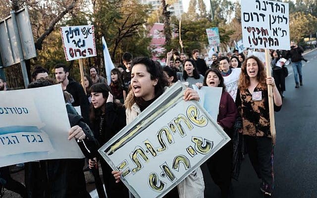 Des élèves et enseignants du Seminar Ha'kibuzim manifestent contre l'expulsion des migrants africains, à Tel Aviv, le 24 janvier 2018. (Crédit : Tomer Neuberg/ FLASH90 Des élèves et enseignants du Seminar Ha'kibuzim manifestent contre l'expulsion des migrants africains, à Tel Aviv, le 24 janvier 2018. (Crédit : Tomer Neuberg/ FLASH90