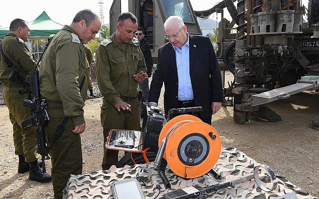 Le chef d'Etat-major et le président Reuven Rivlin durant une visite de la zone frontalière de Gaza, le 21 janvier 2018 (Crédit : Mark Neiman / GPO) Le chef d'Etat-major et le président Reuven Rivlin durant une visite de la zone frontalière de Gaza, le 21 janvier 2018 (Crédit : Mark Neiman / GPO)