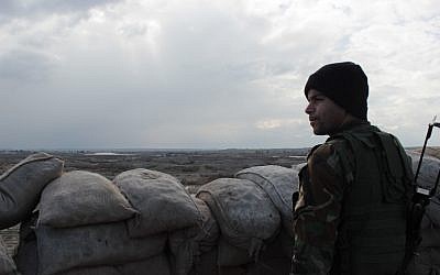 En février 2016 un soldat peshmerga monte la garde dans un fortin surplombant le Tigre. Ce fleuve est alors la ligne de front entre les combattants de Peshmergas et de Daesh. (Crédit: Pierre-Simon Assouline)