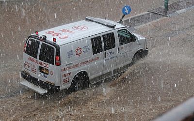 Photo d’illustration d'une ambulance Magen David Adom sous une pluie battante (Magen David Adom)