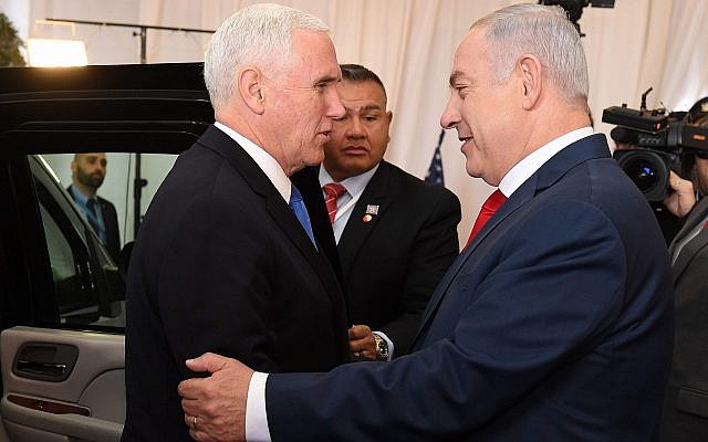 Le Premier ministre Benjamin Netanyahu, à droite, accueille le vice-président américain Mike Pence à Jérusalem, le 22 janvier 2018 (Autorisation : PMO)