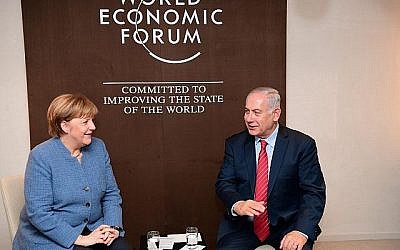 Le Premier ministre Benjamin Netanyahu et la chancelière allemande Angela Merkel à Davos, en Suisse, le 24 janvier 2018 (Crédit : Amos Ben Gershon / GPO)