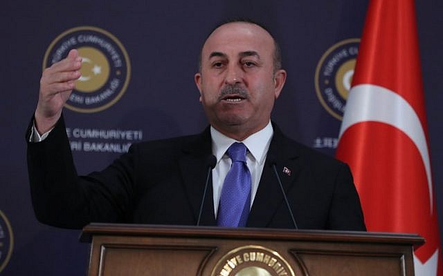 Le ministre turc des Affaires étrangères, Mevlut Cavusoglu, lors d'une conférence de presse à l'issue d'une réunion à Ankara, en Turquie, le 16 février 2018. (Crédit : AFP PHOTO / ADEM ALTAN) Le ministre turc des Affaires étrangères, Mevlut Cavusoglu, lors d'une conférence de presse à l'issue d'une réunion à Ankara, en Turquie, le 16 février 2018. (Crédit : AFP PHOTO / ADEM ALTAN)