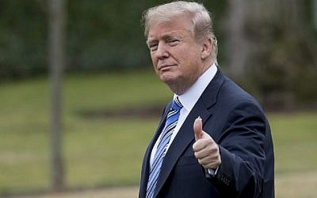 Donald Trump lève le pouce alors qu'il se dirige vers Marine avant de quitter l'aile sud de la Maison Blanche à  Washington, le 16 février 2018, alors qu'il part en Floride pour le week-end  (Crédit : AFP/Saul Loeb)